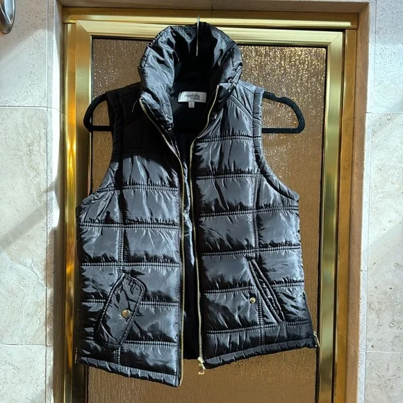 Charlotte Russe Women’s Black Puffer Vest small - Picture 2 of 6
